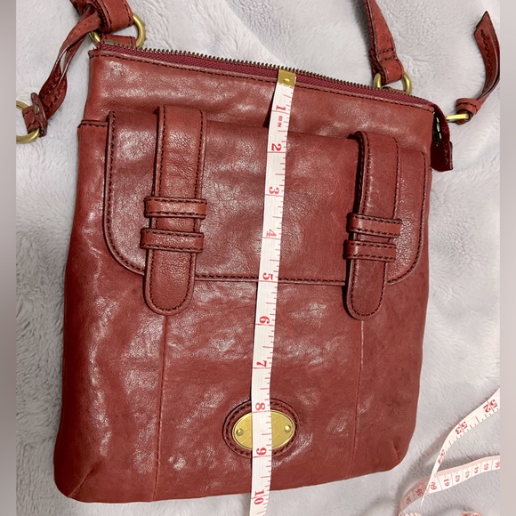 Red Fossil Crossbody bag. - Picture 5 of 7